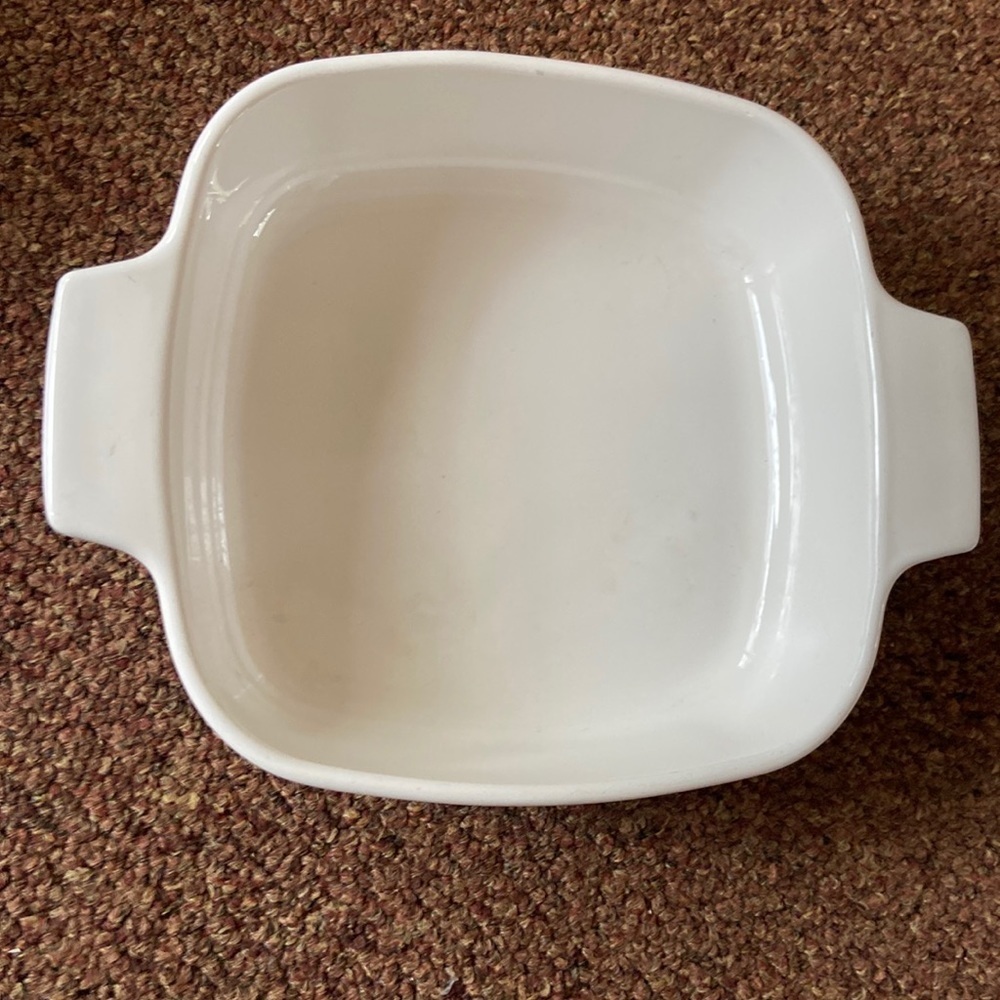 Corning Ware Vintage French White 1 liter cookware dish. Perfect for leftovers.